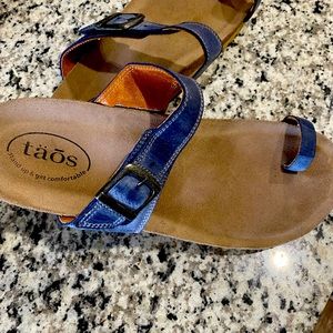 Super comfortable Navy toe ring shoes by Taos, only worn a few times, like new